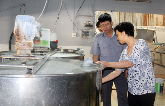  Đoàn thanh tra của Chi cục ATVSTP tỉnh thanh tra đột xuất một cơ sở chế biến thực phẩm trên địa bàn huyện Long Thành